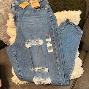 NWT Levi’s High Waisted Mom Jeans